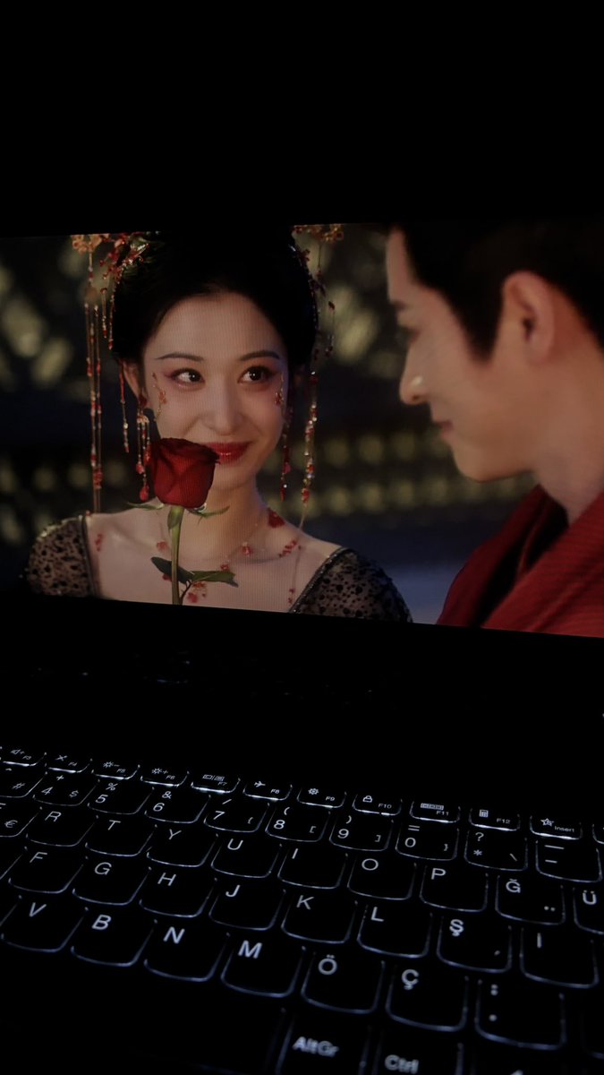 kac yüzyıl önceki koskoca imparatorice de olsan kocandan cicek alınca söyle seviniyosun iste