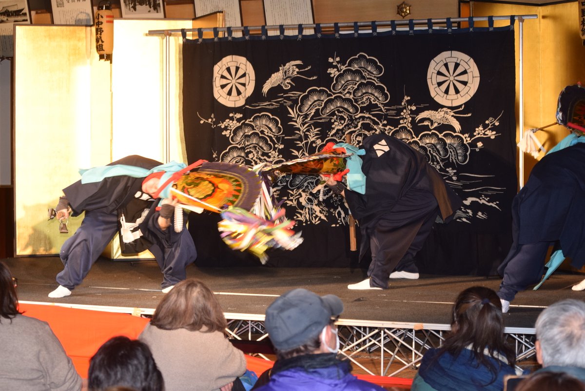 昨夜は、常現寺で行われた「お座敷えんぶり」のLIVE配信のお手伝いをしてきました。ちょっとカメラの映像に不備があり、汗をかいてしまいましたが、無事に配信を終えることが出来ました。
笑い声、お囃子の音、本堂の熱気。
もうじき八戸にも春が来ますね。