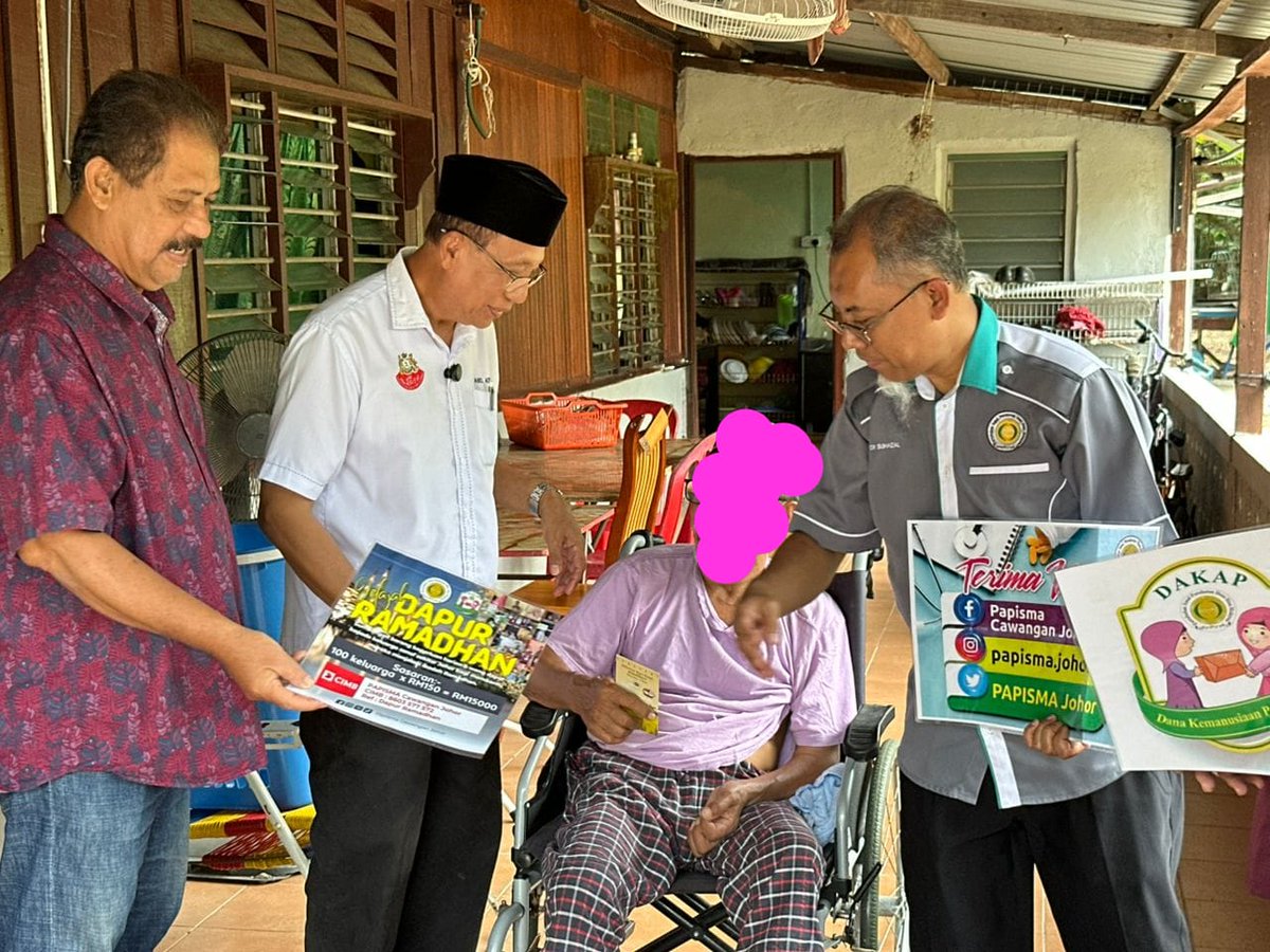 SuhaizalJ's tweet photo. Mewakili DAKAP Johor bersama YB Cikgu Abdul Aziz (Pej ADUN Maharani) dan NGO Kasih Maharani telah menyantuni 20 keluarga asnaf Muar dlm program Dapur Ramadhan 1447 H.

Akaun:PAPISMA Cawangan Johor 
Bank:CIMB 
No:860 3577 572
Ref: Dapur

#PAPISMACawanganJohor2026
#DAKAPJohor2026 https://t.co/bR7YnCnHyR