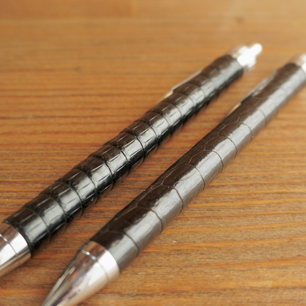 #文具マーケット 出品用
その4

左：ジャクルシーレザー（カイマントカゲ）
右：オーストレッグ（ダチョウの足）
どちらもなかなかレアな素材で、革軸ペンとしては初⁈かもしれません