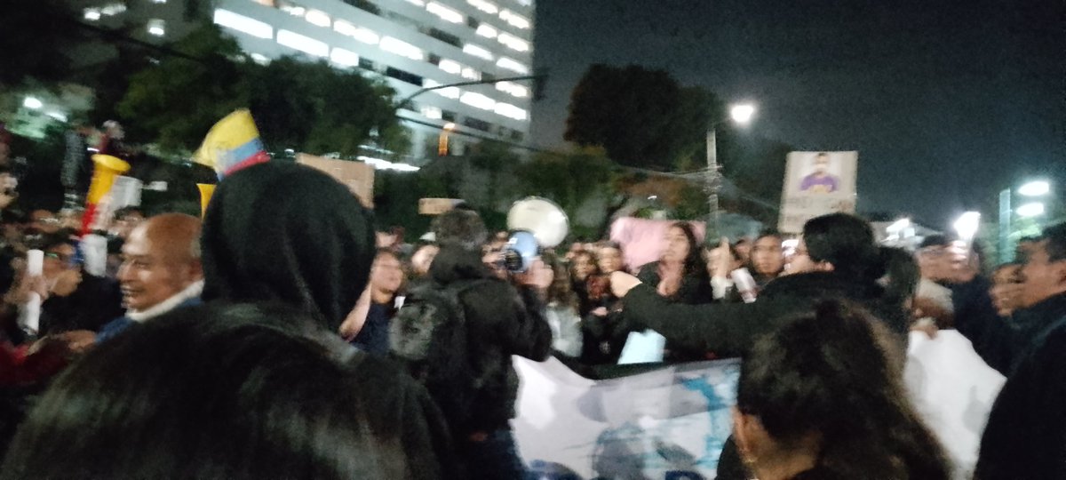 "Únete gente" y " Fuera Noboa" gritan en la marcha #NoLeyGAD que se realiza en #Quito