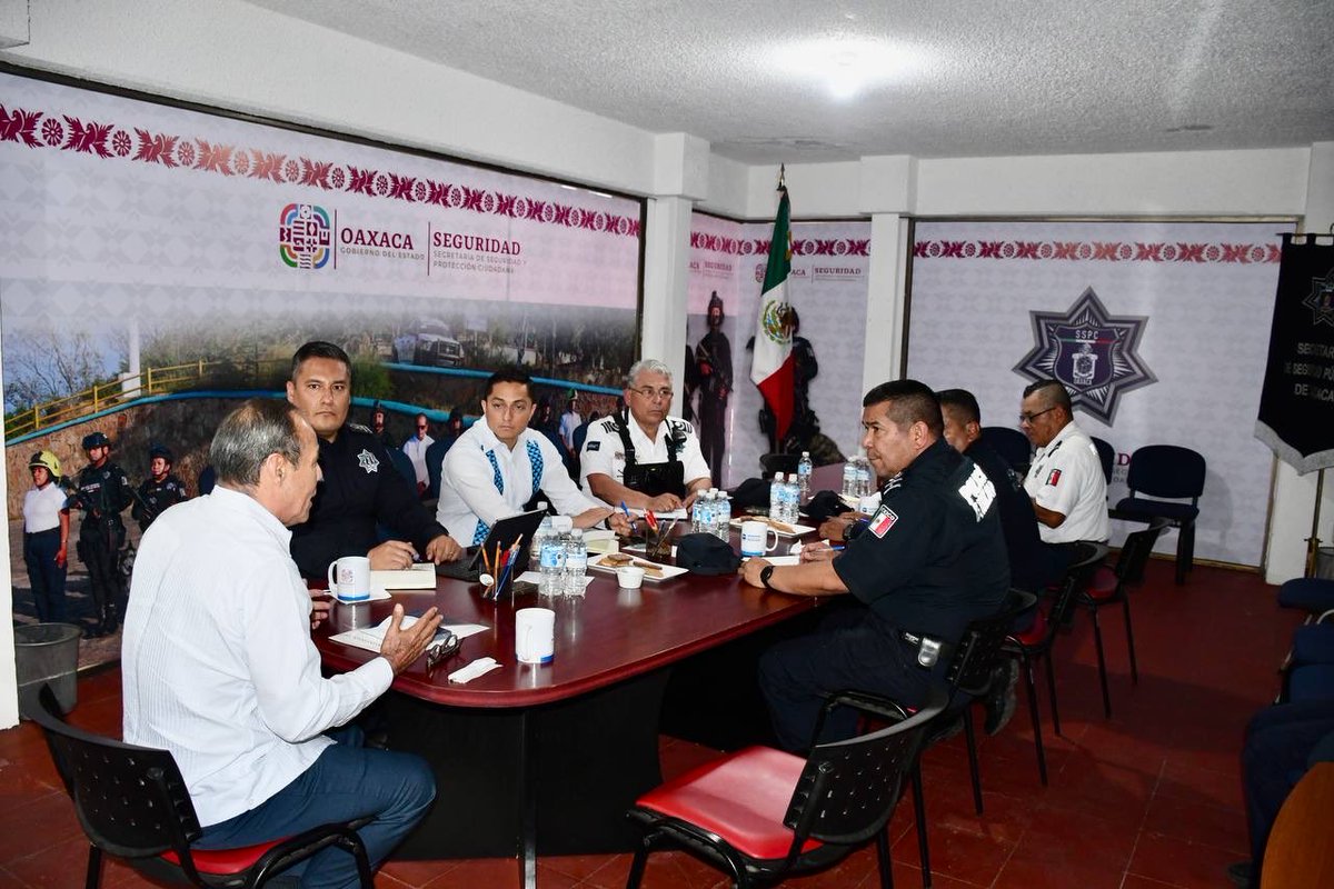 Esta tarde, el Secretario <a href="/FelixQuirozJ/">Félix Quiroz Javier</a> encabezó una reunión operativa con mandos de la Policía Estatal, <a href="/PolVial_GobOax/">Policía Vial Estatal</a>, <a href="/PABIC_GobOax/">PABIC_GobOax</a> y del <a href="/MunicipioOaxaca/">Municipio de Oaxaca de Juárez</a> para fortalecer las acciones de seguridad en los espacios públicos del municipio.

#OaxacaSegura

<a href="/salomonj/">Salomón Jara Cruz</a> <a href="/GobOax/">Gobierno de Oaxaca</a>