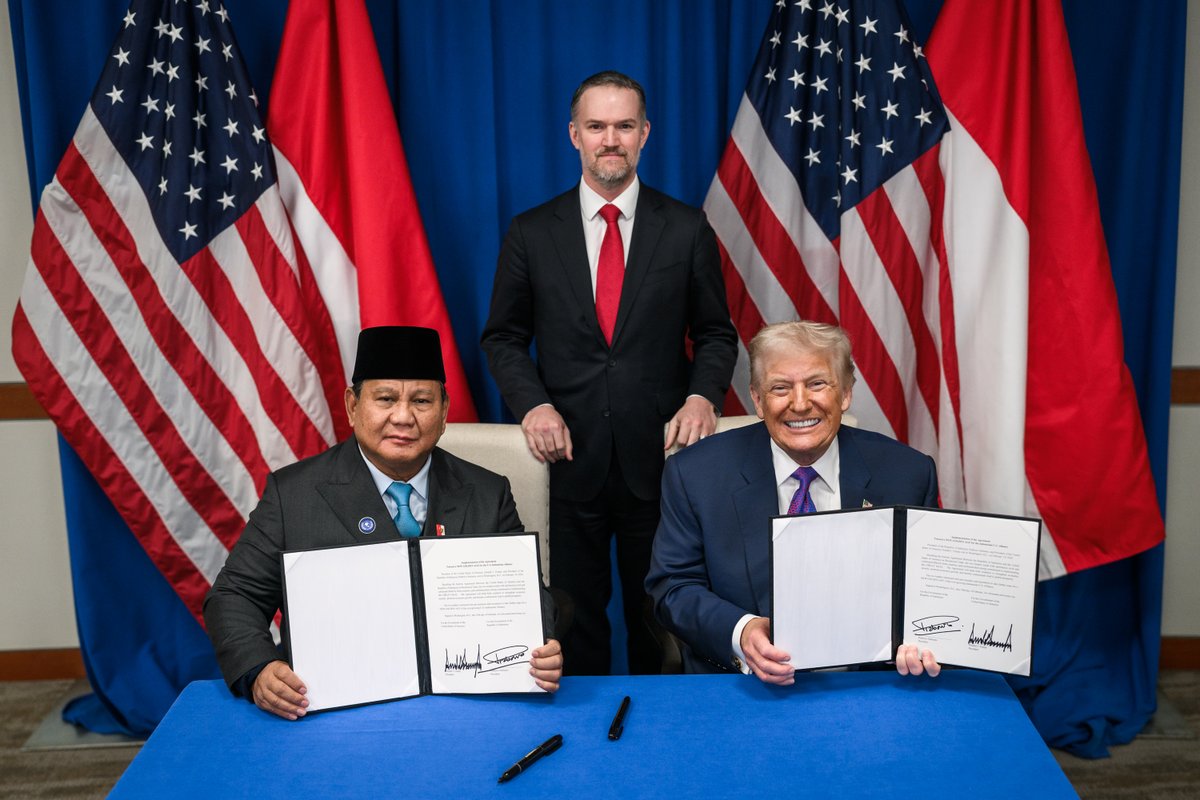 USTradeRep's tweet image. President Trump is opening Indonesia’s market of over 280 million people to unlock commercially meaningful opportunities for American agricultural and industrial exports.

Read the signed Agreement on Reciprocal Trade with Indonesia: ustr.gov/about/policy-o…
