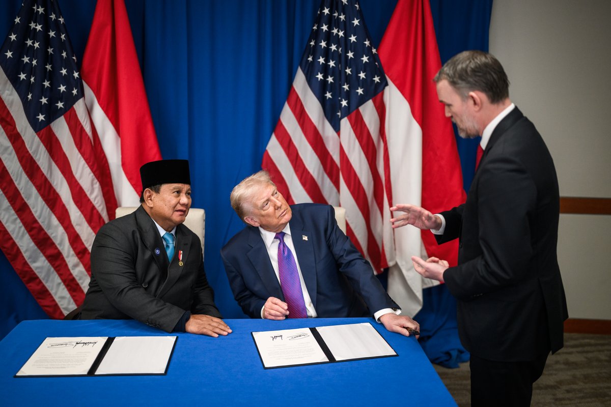 USTradeRep's tweet image. President Trump is opening Indonesia’s market of over 280 million people to unlock commercially meaningful opportunities for American agricultural and industrial exports.

Read the signed Agreement on Reciprocal Trade with Indonesia: ustr.gov/about/policy-o…