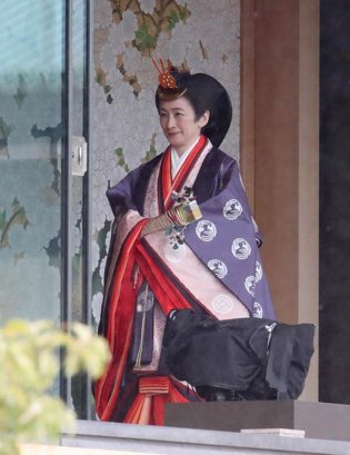 Q_99099's tweet photo. 紀子さまっておすべらかし似合うの凄くない？皇族でもこの髪型似合う人ほぼいないよね。大体みんな事故ってない？小事故か中事故か大事故かの違いなだけ。この格好する為に生まれてきました、みたいな存在 https://t.co/Tl5NLpBykT