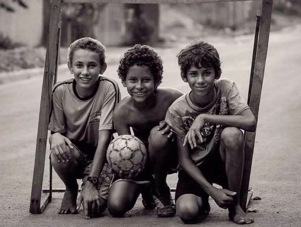 🔴 Les règles du football de notre enfance :

1️⃣ Le gros est toujours le gardien.

2️⃣ Le match ne se termine que si tous les joueurs sont fatigués (sauf règle 6).

3️⃣ Peu importe le score, l’équipe qui marque le dernier but gagne.

4️⃣ Il n’y a pas d’arbitre.

5️⃣ Penalty seulement