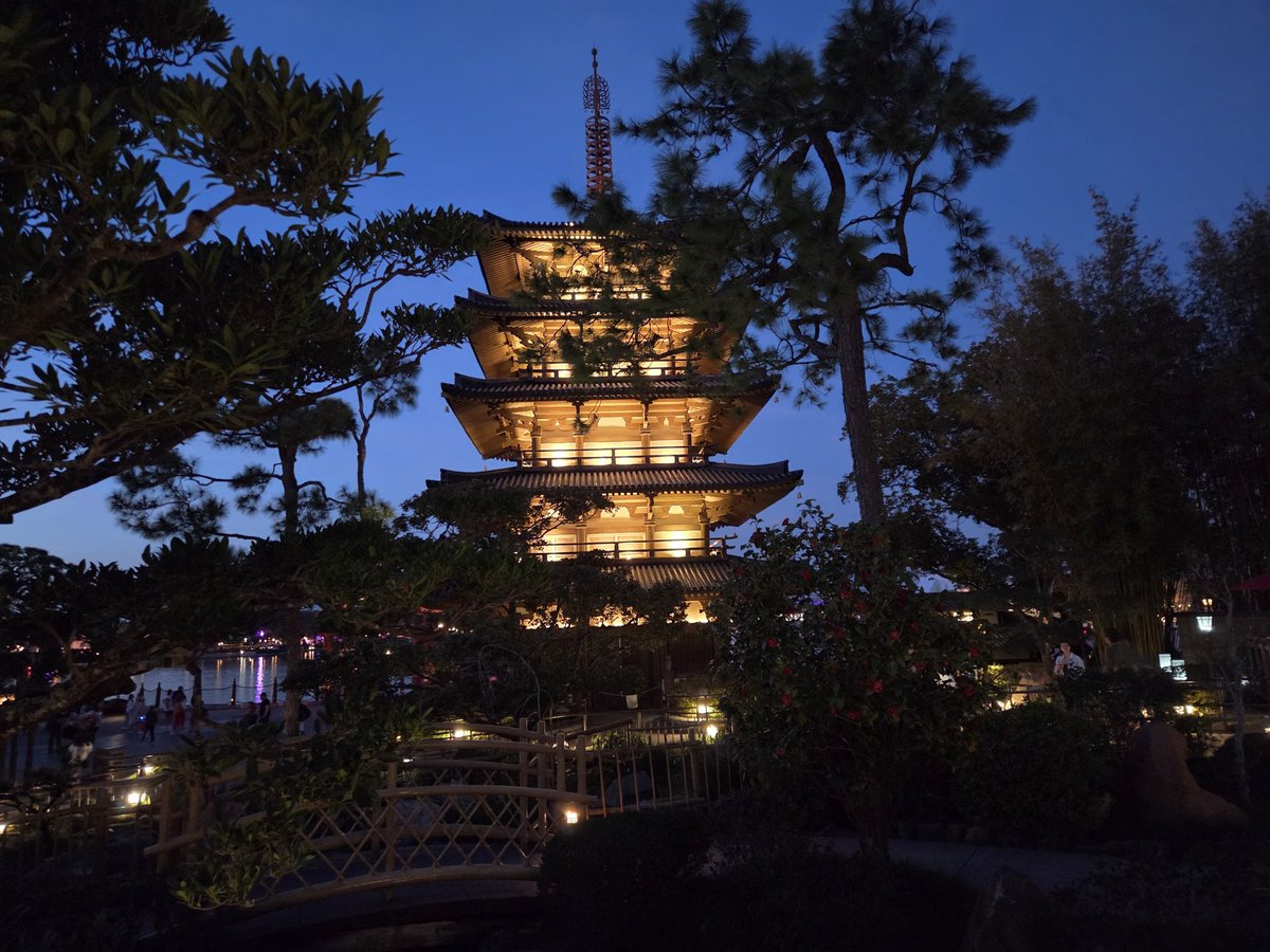初見の人はどちらがディズニーにある五重塔か分からない
