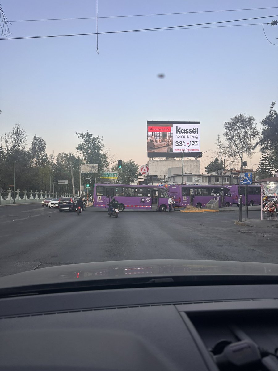 RodriCo90's tweet photo. @SSC_CDMX @UCS_GCDMX Como no caben vamos a estorbar en Av Conscripto; total la policía aquí solo se fija en placas foráneas y verificaciones. https://t.co/nBK7TyWtdG