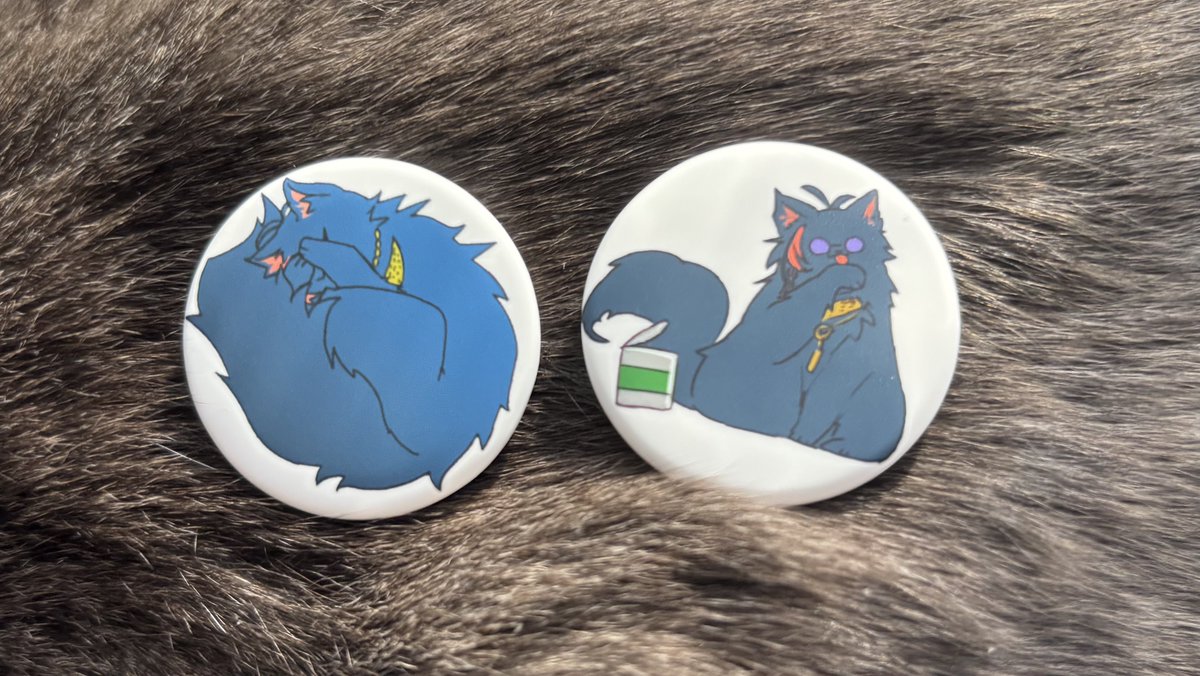 手触り最高なちっこい缶バッジが出来ました🐈‍⬛ (撮影協力:猫)