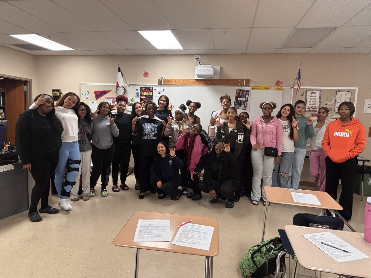 SeguinVball's tweet image. Today our 2nd pillar came to life as Judge Rocky poured wisdom into our girls about integrity, tearing ⬇️walls, doing the right thing when no one is 👀, &amp;amp; choosing your ⭕️wisely.  Grateful for leaders who challenge our athletes to be great humans first. #StepontheSCALE #Character