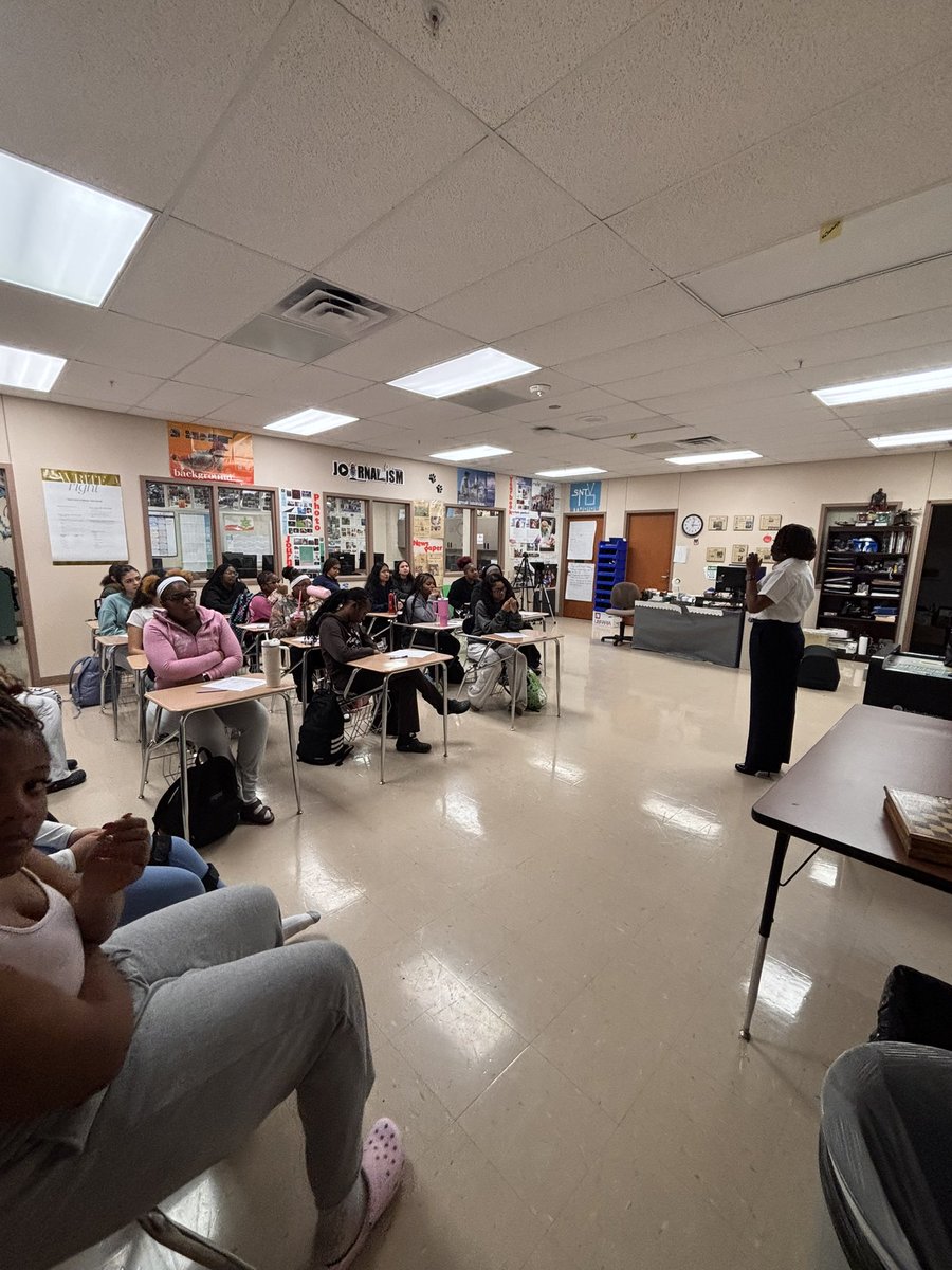 SeguinVball's tweet image. Today our 2nd pillar came to life as Judge Rocky poured wisdom into our girls about integrity, tearing ⬇️walls, doing the right thing when no one is 👀, &amp;amp; choosing your ⭕️wisely.  Grateful for leaders who challenge our athletes to be great humans first. #StepontheSCALE #Character