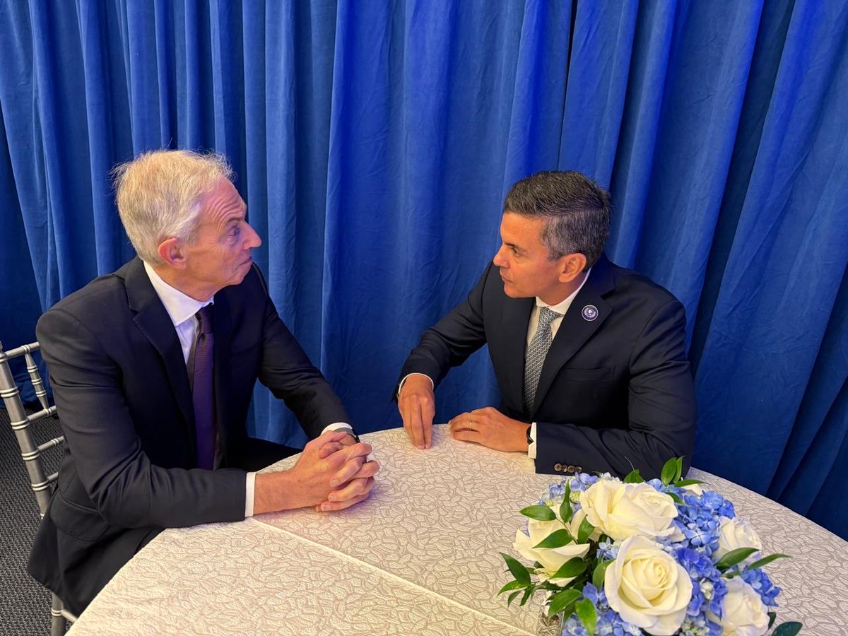 Durante un encuentro con el ex primer ministro del Reino Unido, Tony Blair, el presidente Santiago Peña conversó sobre los programas que impulsa la Junta por la Paz y las iniciativas para la reconstrucción de la Franja de Gaza. Coincidieron en que la estabilidad y la paz (1/2)