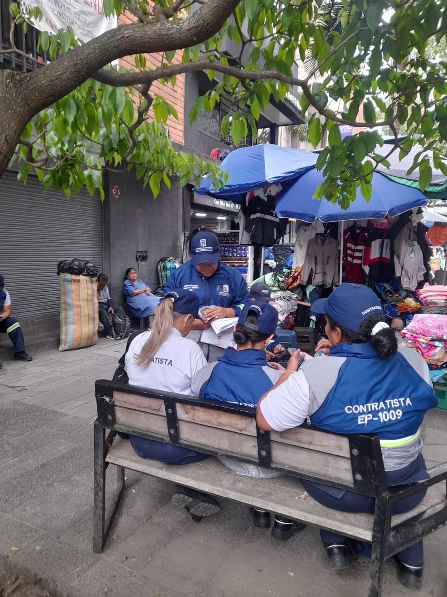 Señores <a href="/AlcaldiadeMed/">Alcaldía de Medellín</a> Nos llega denuncia de una coordinadora de Espacio Público que estaría repartiendo publicidad política del movimiento <a href="/creemosco/">Partido Creemos</a>, movimiento del alcalde de Medellín, lo cual es contrario a la ley.
Señores <a href="/AlcaldiadeMed/">Alcaldía de Medellín</a>, solicitado claridades al respecto.