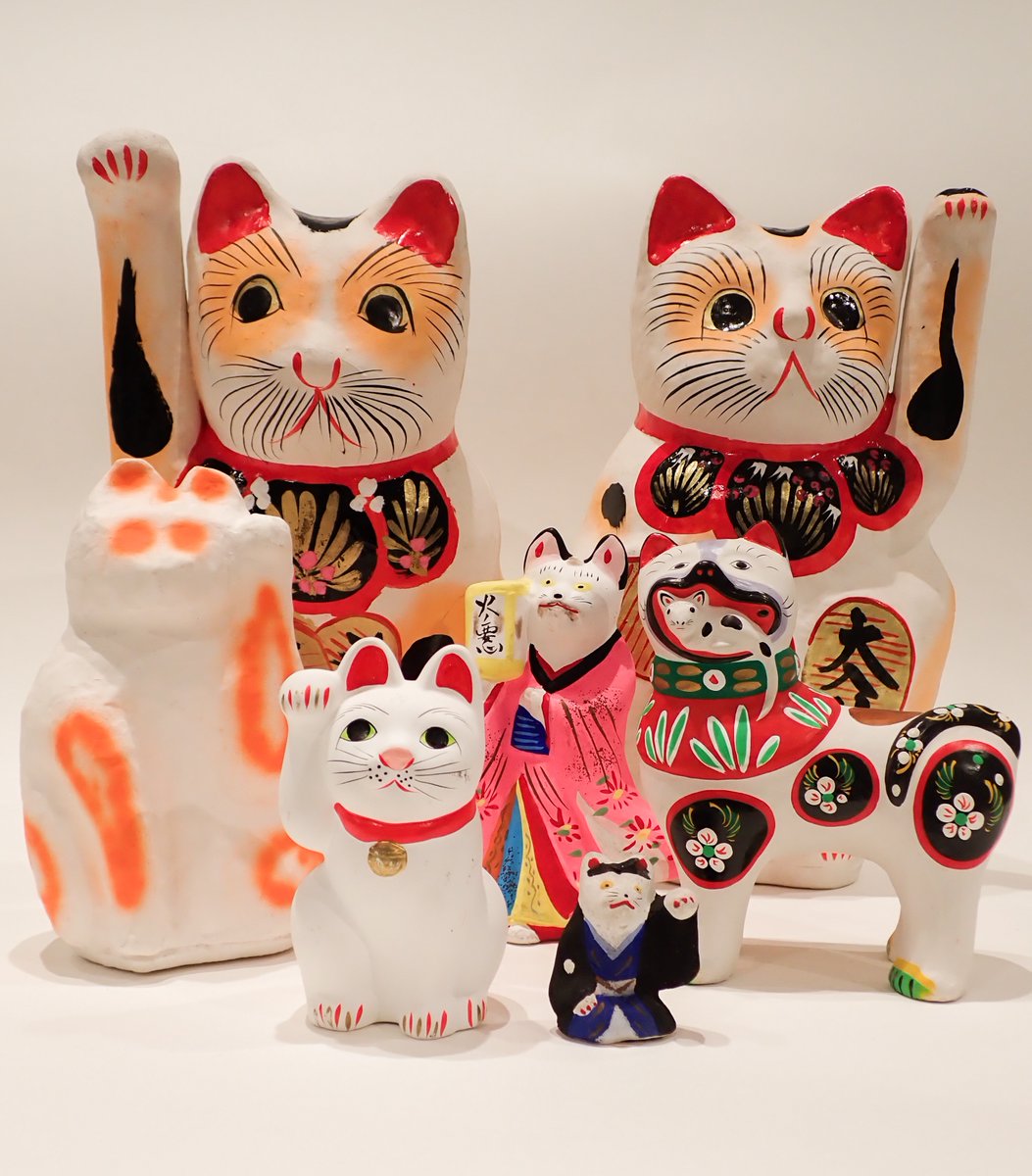 【民俗資料室】
222の #ねこの日 の今日はねこの民具をご紹介。
ねこの民具といえば招き猫。当館にも右手招き、左手招き、制作途中のものなど種類様々。
その他、養蚕祈願猫や住吉大社の初辰猫など、当館所蔵のねこ民具は6月15日〜開催の #民具これなーんだ 展にて展示予定です！
お楽しみに！