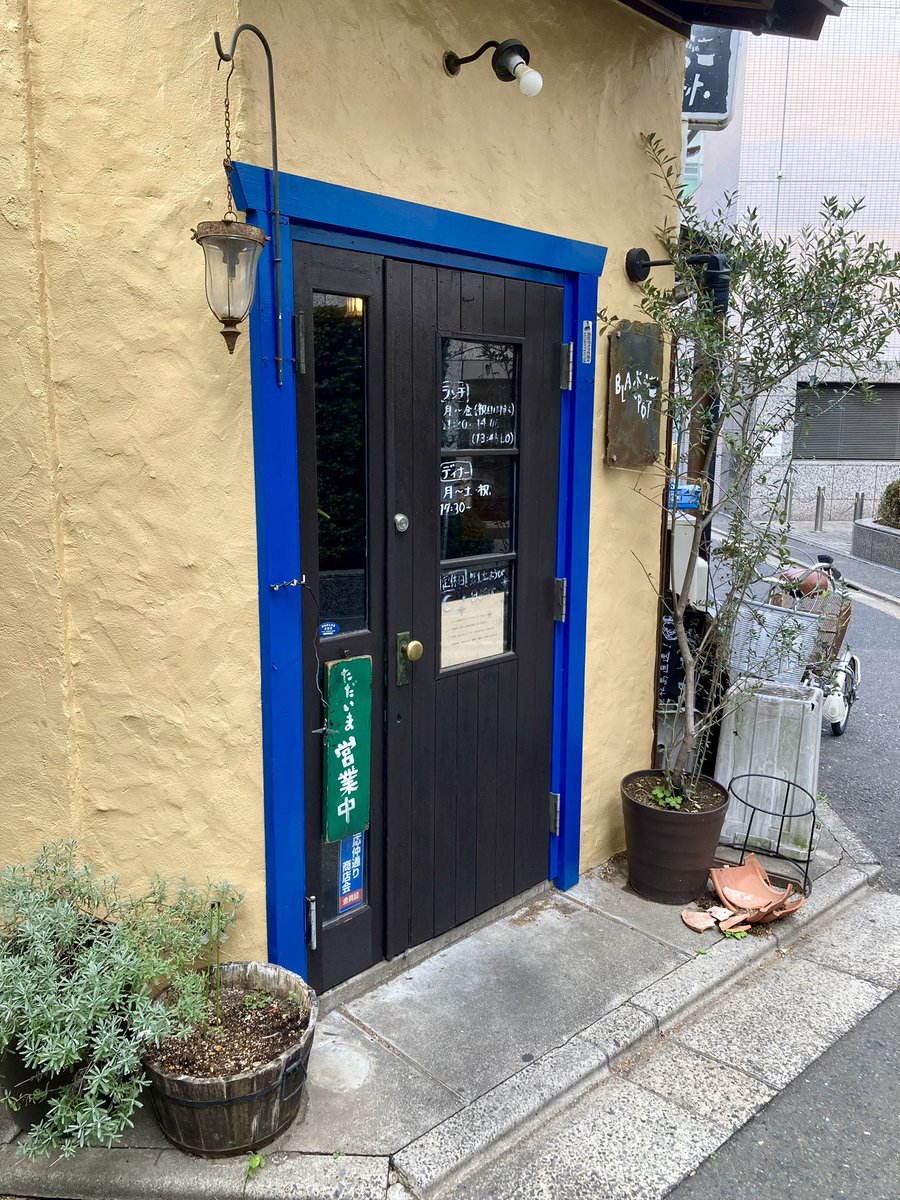 先日の平日ランチデイト。

職場が近くタイミングが合致したので。

癒しのブラックポッドさん。

美味である、すこぶる美味である♪

#ワイン煮込み的なのと定番ハンバーグ的な