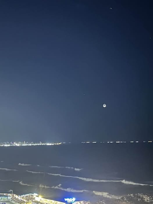 كتب د. يوسف زيدان بوست يقول فيه، هذه صورة الهلال بعد ثلث ساعة من ميقات صلاة العشاء، فاستغربتُ من هيئة الهلال وارتفاعه عما يكون عليه عادةً في اليوم الأول من الشهر العربي، وهو الليلة أكثر من هلال اليوم الأول نصوعًا.
هذا يا قوم، هلال اليوم الثاني وليس الليلة الأولى.
الرد:
كثير من