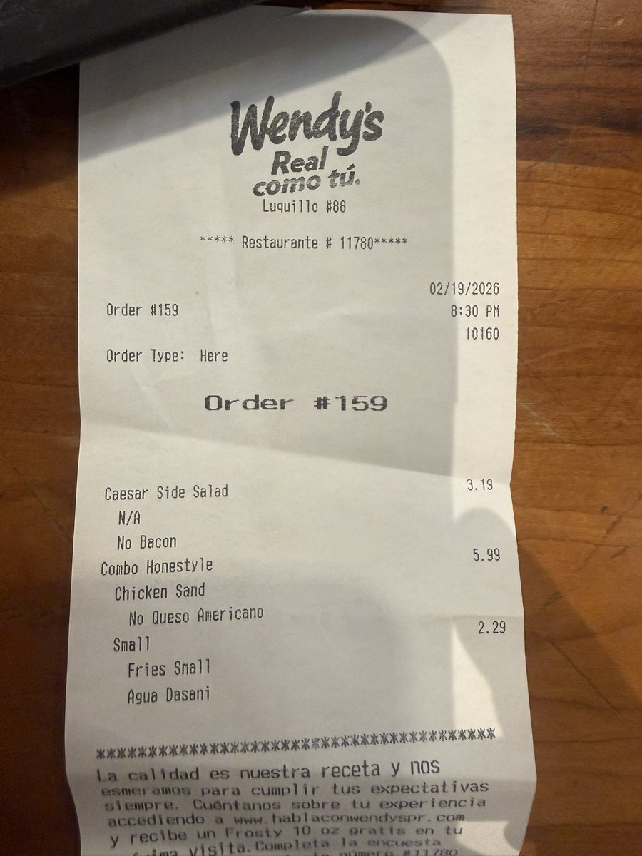 danielrecuenco's tweet photo. @Wendys de Luquillo Puerto Rico🇵🇷 : pedí un combo y solicité que en lugar de café me dieran agua caliente para hacer mi infusión y lo pagaría, y me negaron ese vaso con agua. Adjunto foto del recibo y lo que me dieron. Con un servicio así seguirán perdiendo clientes. https://t.co/J4Xj4cDPFd