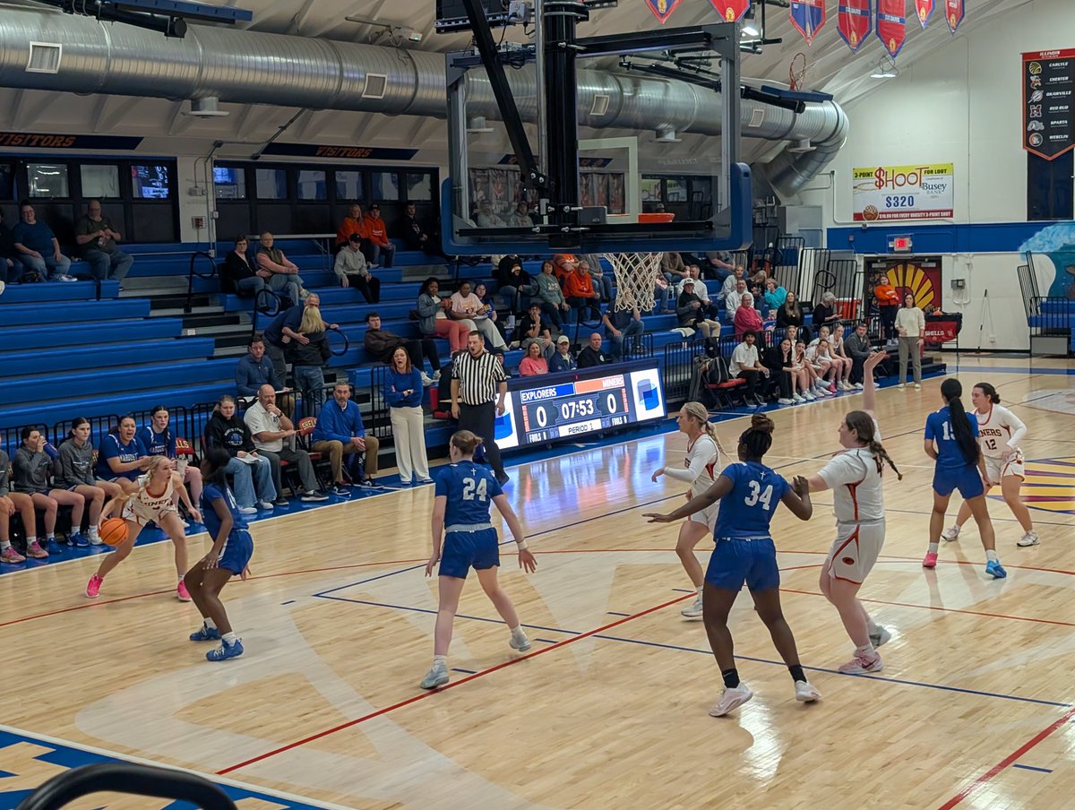 AMiller31's tweet photo. Halftime in #ShellCountry playing for a regional girls basketball championship and @MarquetteSports leads Gillespie 24-16. 

@STLhssports @1071TheBigZ https://t.co/4EGpsUkiQg