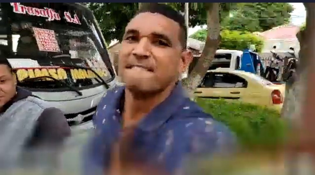 A ese mico dan ganas de zamparle un manotazo pa que se avispe.

Algo tipo…