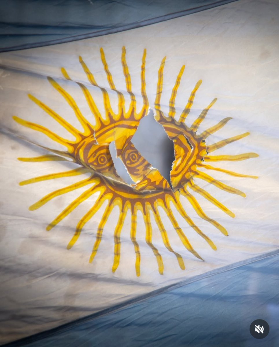 Hoy le pegaste a los jubilados, a los discapacitados y a los trabajadores. Oficialmente sos el mayor hijo de puta de la Argentina, TREMENDO FENÓMENO BARRIAL 
#PAROGENERAL #NoALaReformaLaboral