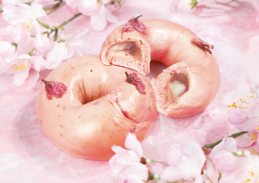 bagelbagel_dc's tweet photo. 季節限定商品🌸2/25(水)～販売開始

【桜もち】
しっとりもちもちの桜ベーグルに、もちフィリングと桜あんを包み込み、桜花の塩漬けをトッピングした、春限定のベーグルです🌸

※一部お取り扱いがない店舗もございます。 https://t.co/20ju7eROEQ