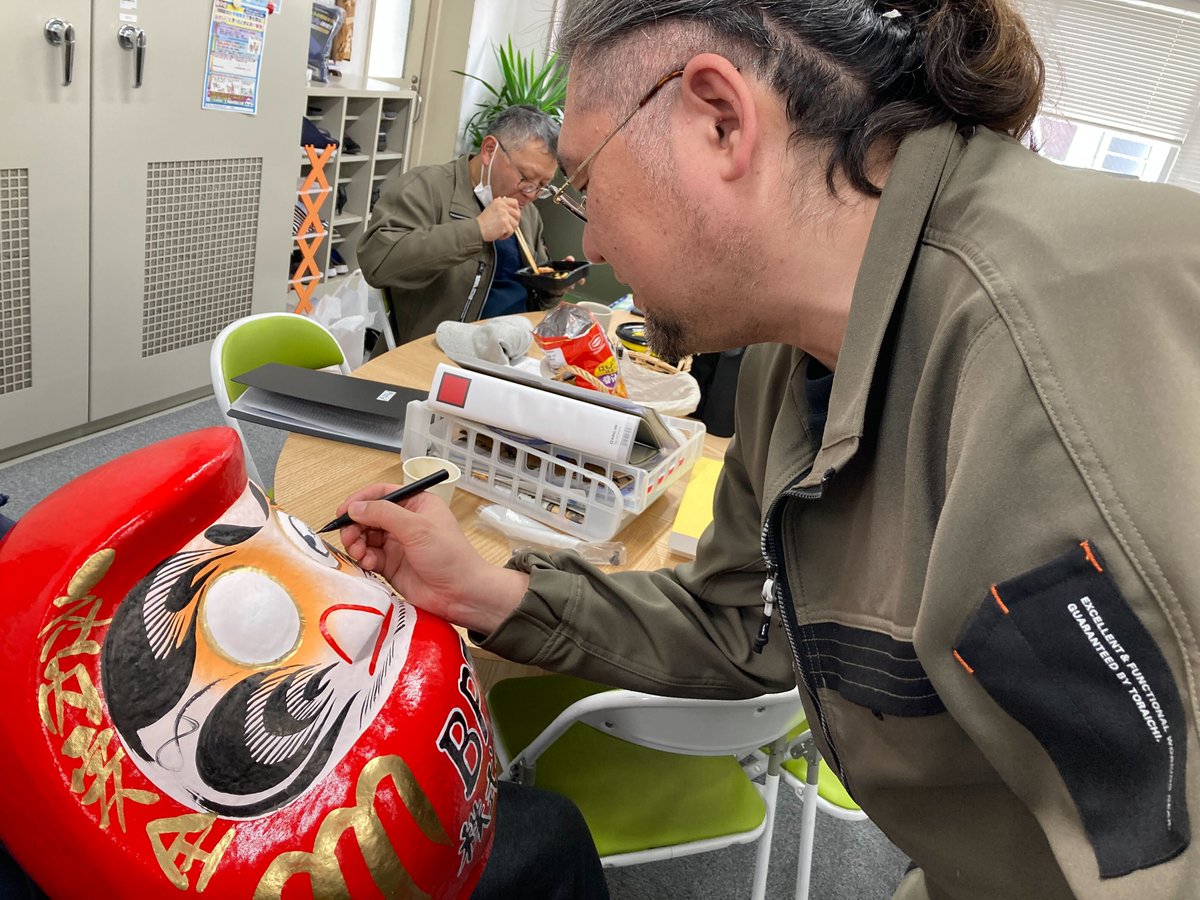 bptofficial2015's tweet photo. 2月19日、縁起の良い甲子（きのえね）の日に、BPTダルマの目入れを行いました!
代表 北角、専務 西川、取締役 福井を中心に、社員一同で心を込めて実施しました😊
ダルマは1年間発電所に鎮座し、事業の発展と安定稼働を見守ります。
来年は祈願成就の節目として、もう一方の目入れを行う予定です✨ https://t.co/k6dBKly4QF