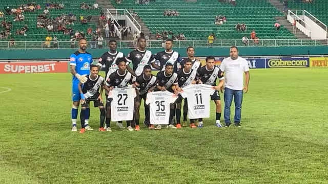 O Vasco-AC entrou em campo para enfrentar o Velo Clube, pela Copa do Brasil, com camisas dos jogadores que estão presos e são suspeitos de estupro coletivo. 

O goleiro Bruno, condenado por homicídio triplamente qualificado da modelo Eliza Samudio, é titular da equipe. 

Via: