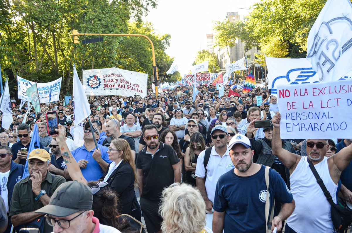 En MDP le dijimos NO a la reforma laboral de Milei. Realizamos una multitudinaria marcha con las centrales obreras, sindicatos, estudiantes, jubiladxs, organismos de DDHH y personas autoconvocadas. 
Una clara demostración de que esta reforma apunta contra todxs lxs trabajadorxs.