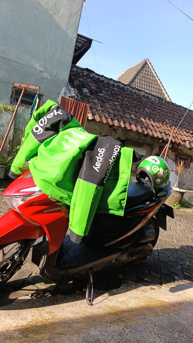 Pengen Resign dari Dunia perOjolan GO-JEK karena kaki semakin bengkak,, 
Tapi cicilan tagihan gk bisa libur,.. 😫😭