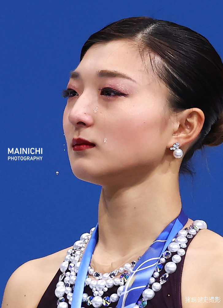ミラノ・コルティナ冬季オリンピック、フィギュアスケート女子。表彰台で涙をこぼす銀メダルに輝いた坂本花織選手。今季限りで現役引退を表明しています。

写真特集→mainichi.jp/graphs/2026022…
（<a href="/Kenji_Ikaiphoto/">猪飼健史</a>撮影）
 #Olympics #MilanoCortina2026