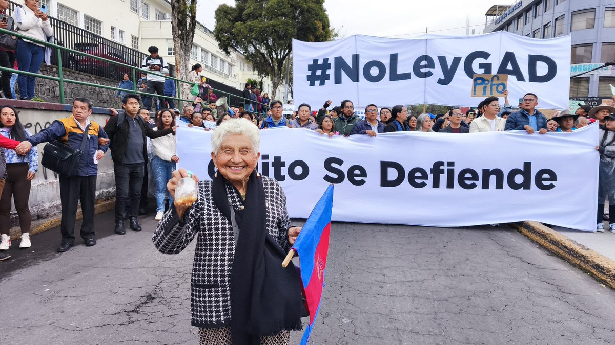 Hector5RC's tweet photo. #NoboaNiHaceNiDejaHacer 
¡QUITO NO SE ARRODILLA!

Basta de Noboa y su puñalada trapera a los municipios y prefecturas.

¡Mil millones robados al pueblo para seguirle lamiendo las botas al FMI!

Educación, cultura , deporte, servicios sociales,  lo que poco que nos queda, NOS LO QUIEREN QUITAR.
@BancadaRC5
@RC5Oficial 
@RC5Pichincha