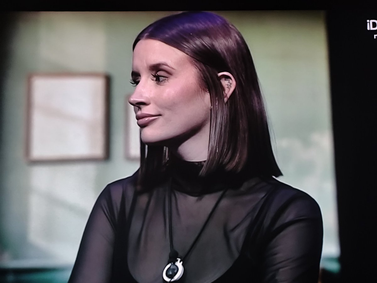 Mientras Carlos llora ella se rie.
#GHDÚOGala7