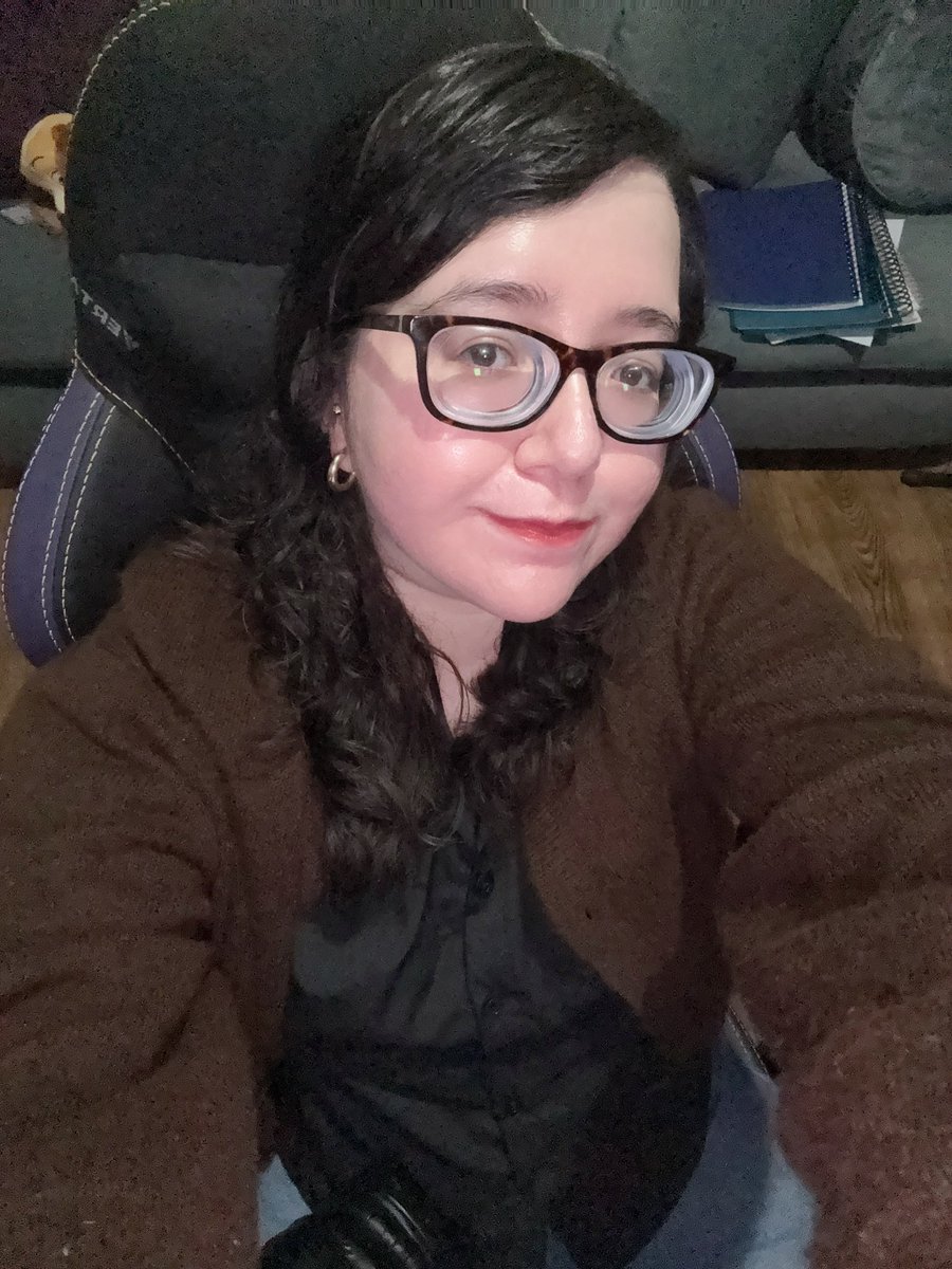 Oli ando en tuish jugando rankeds de lol 

/karinalvrz ✨