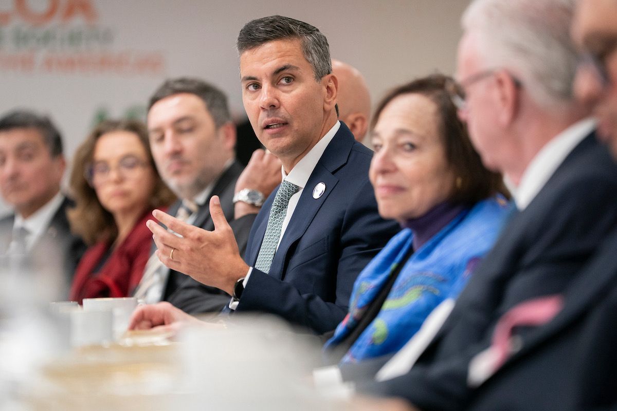 SantiPenap's tweet photo. Paraguay ya no es una promesa: es una oportunidad.

Ante los miembros de Americas Society, en Washington, presenté al Paraguay que estamos construyendo: un país con estabilidad, reglas claras y enormes condiciones para invertir.

Hablé sobre el potencial en sectores estratégicos como servicios, finanzas y tecnología, áreas donde hoy tenemos ventajas competitivas claras y un enorme margen de crecimiento.

Seguimos posicionando a Paraguay como un destino confiable para la inversión y el desarrollo, mostrando al mundo que estamos listos para dar el siguiente salto.