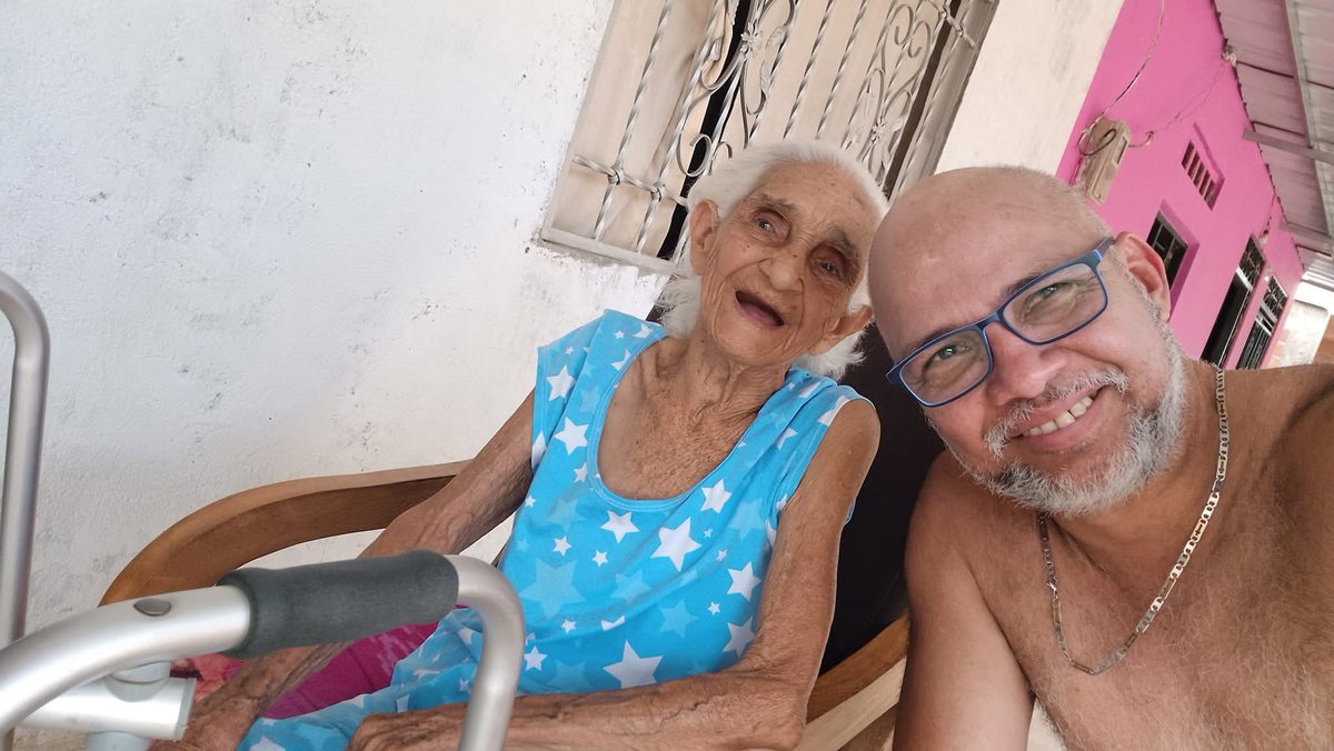 A partir del Lunes mi Viejita se viene a Vivir Conmigo.
Ya Requiere muchos Cuidados, así que  yo me encargaré de ellos.