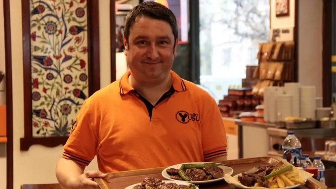 zekibahce's tweet photo. Bir işkembe çorbası bile 500 TL iken, 
Köfteci Yusuf bu yıl iftar menüsünün 400 TL olacağını açıklandı.

Ticaret Bakanlığı bu adama ödül vermeli. https://t.co/d28ccyfD4X