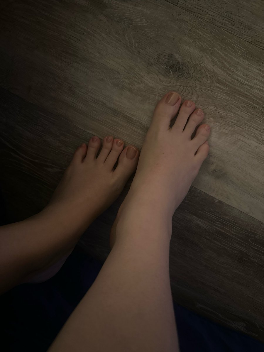 VenusMaryQueen's tweet photo. Devo assolutamente mettere lo smalto!
Io così non riesco a stare! Cosa ne dici? 🔥

#barefeet #nudenails #footfetısh https://t.co/2Q3XeWIA3f