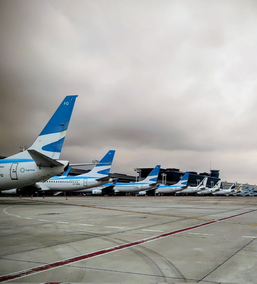 diego_domi's tweet photo. Presente gris! Así está aeroparque mientras se juega en el Congreso volver o no, a condiciones laborales de 1912 con jornadas de 12 a 16 hs de trabajo. Con aquel régimen murieron 8 trabajadores en la construcción del Titanic... @AleRamosTN @AleRamosTN @jairostraccia @juan_amorin https://t.co/OeURRw8jSM