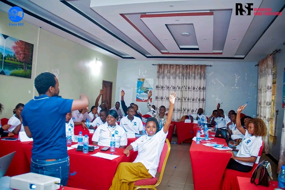 FactEleza's tweet image. Trois jours de formation intense, trois jours de concentration. 

Après #Kinshasa_RDC, Eleza Fact en collaboration avec #ReportersWithoutBorders, a posé ses valises à #Bunia pour poursuivre la série des formations intensives en #Factchecking et #SécurtéNumérique . 

Au total, 25