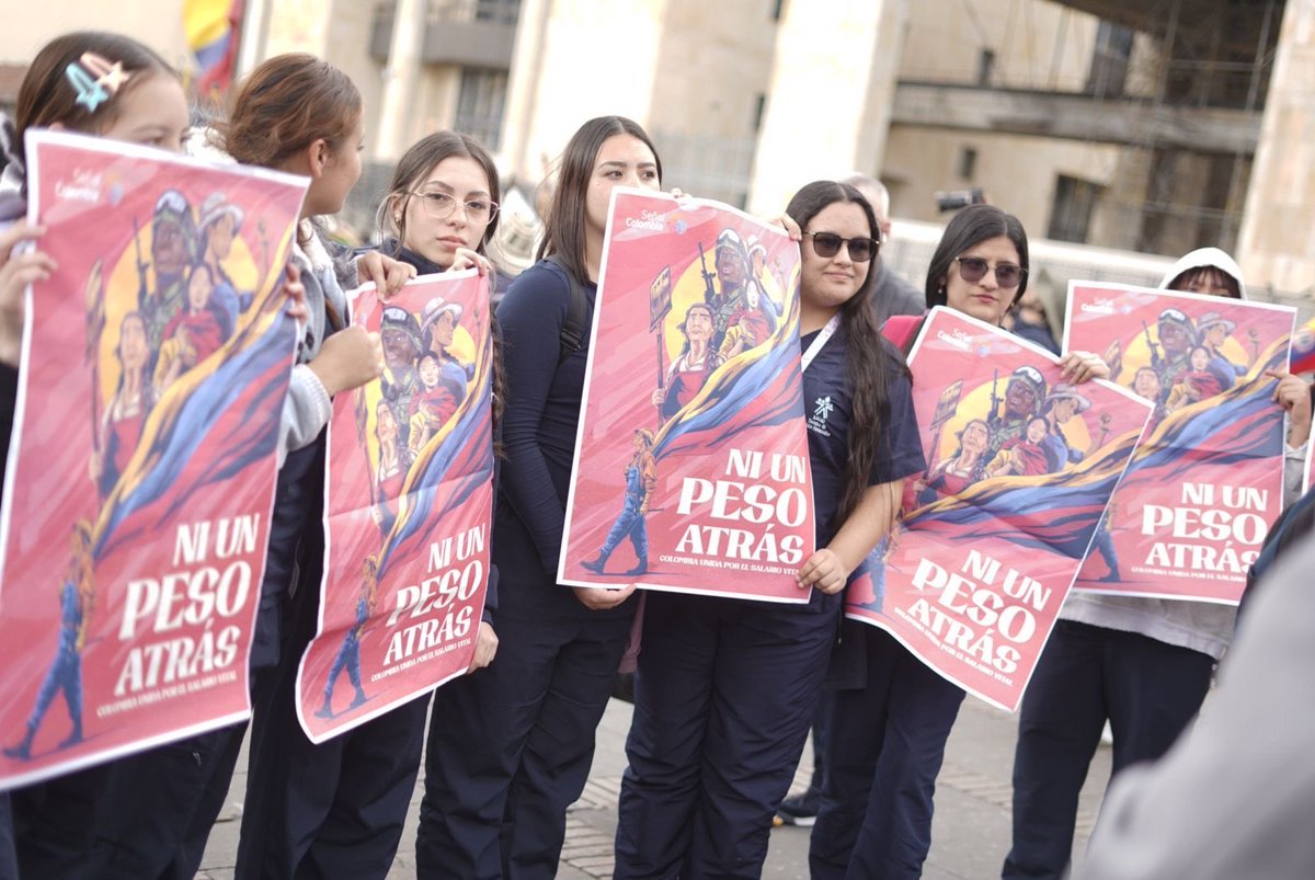 Hoy caminamos hombro a hombro con nuestro equipo de la <a href="/AerocivilCol/">Aeronáutica Civil</a>, convencidos de que el salario vital no es solo un número: es la turbina que impulsa la justicia social y el bienestar de quienes construyen esta patria desde la tierra hasta el cielo.

¡Por un trabajo digno,