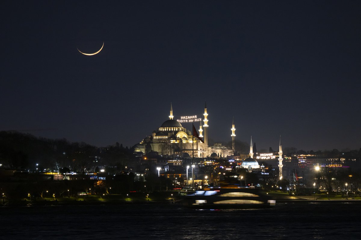 🌙İstanbul'da ramazan ayı hilali, Süleymaniye Camisi ile birlikte görüntülendi