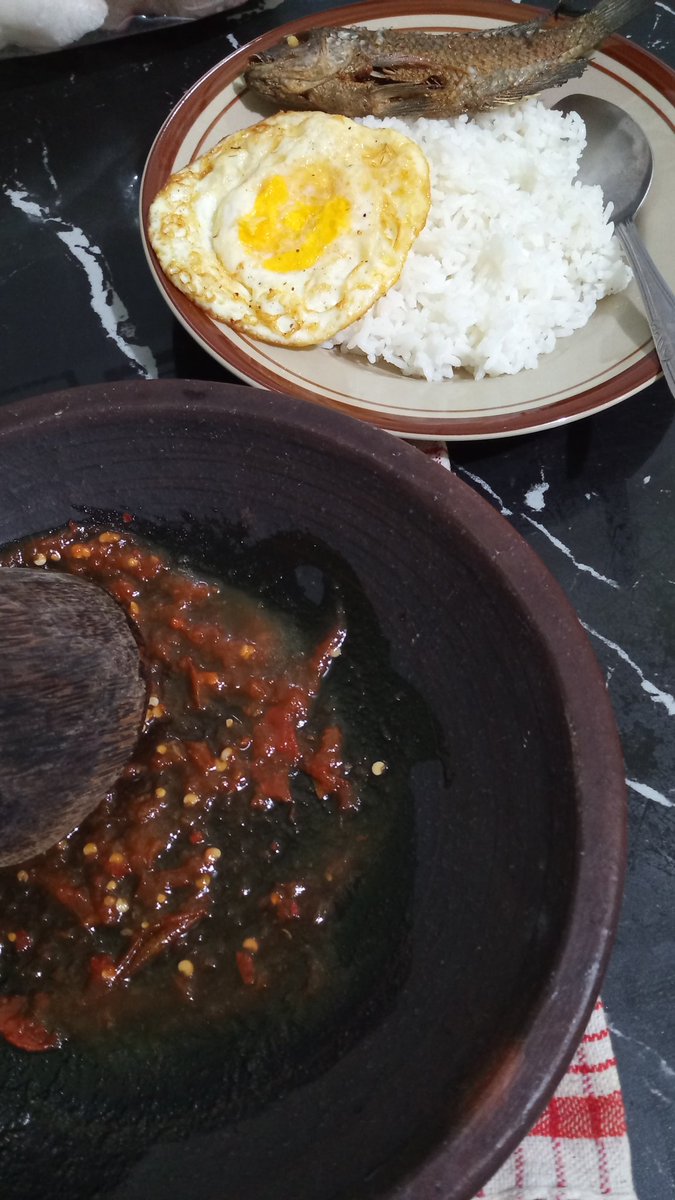 bintanq__'s tweet photo. menu sahur day 1 &amp; 2 yg beda cuma sambelnya doang 😶 https://t.co/XkX5S2Nekx