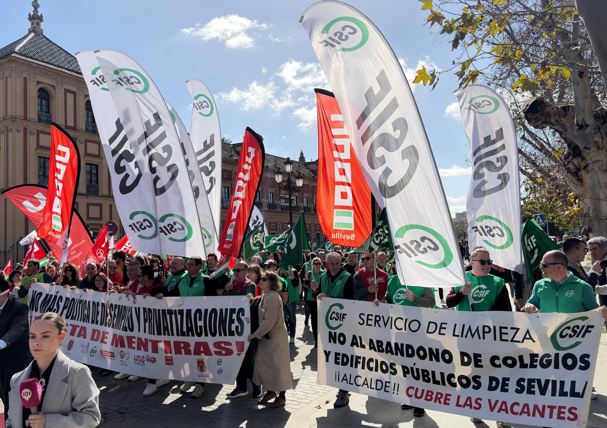 Esta mañana hemos apoyado a los compañer@s de LIMPIEZA ante la privatización de su Servicio.

No olvidamos los intentos de privatizar nuestro CENTRO DE CONTROL, de acabar con nuestra AMBULANCIA o la crítica situación actual de nuestro TALLER donde tampoco se cubren VACANTES.