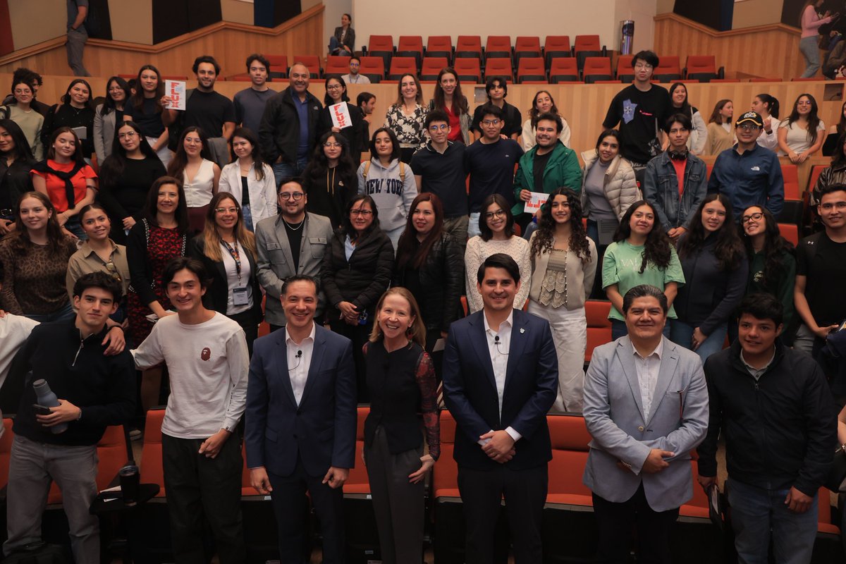 BenitoMiron's tweet photo. En @Tec_CSF tuvimos el privilegio de conversar con @aprilrinne , quien nos invitó a replantear nuestra relación con el cambio.
En tiempos de incertidumbre, la mentalidad flux nos recuerda que el futuro no se controla: se navega, se aprende y se construye. https://t.co/7CsfnfNfjQ