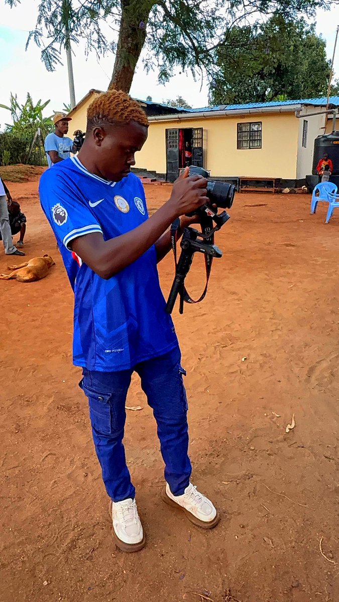 DSmartnumz's tweet photo. Behind the lens I'm creating my own story &amp; not just taking pictures I'm capturing vibes as well 💙

#love your self 🌹
#kenyan #Evaninfluencerx https://t.co/Fdx2f94kzC