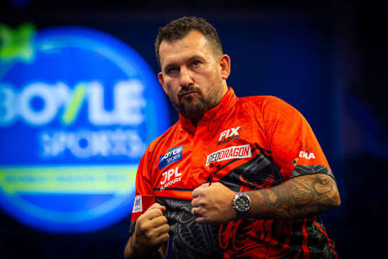 🏴󠁧󠁢󠁷󠁬󠁳󠁿 Clayton en demi ! 

Victoire 6-3 contre son compatriote Gerwyn Price, qu’il va donc dépasser au classement général. 

Clayton va affronter Littler au prochain tour. 

#lequipeFLECHETTES
