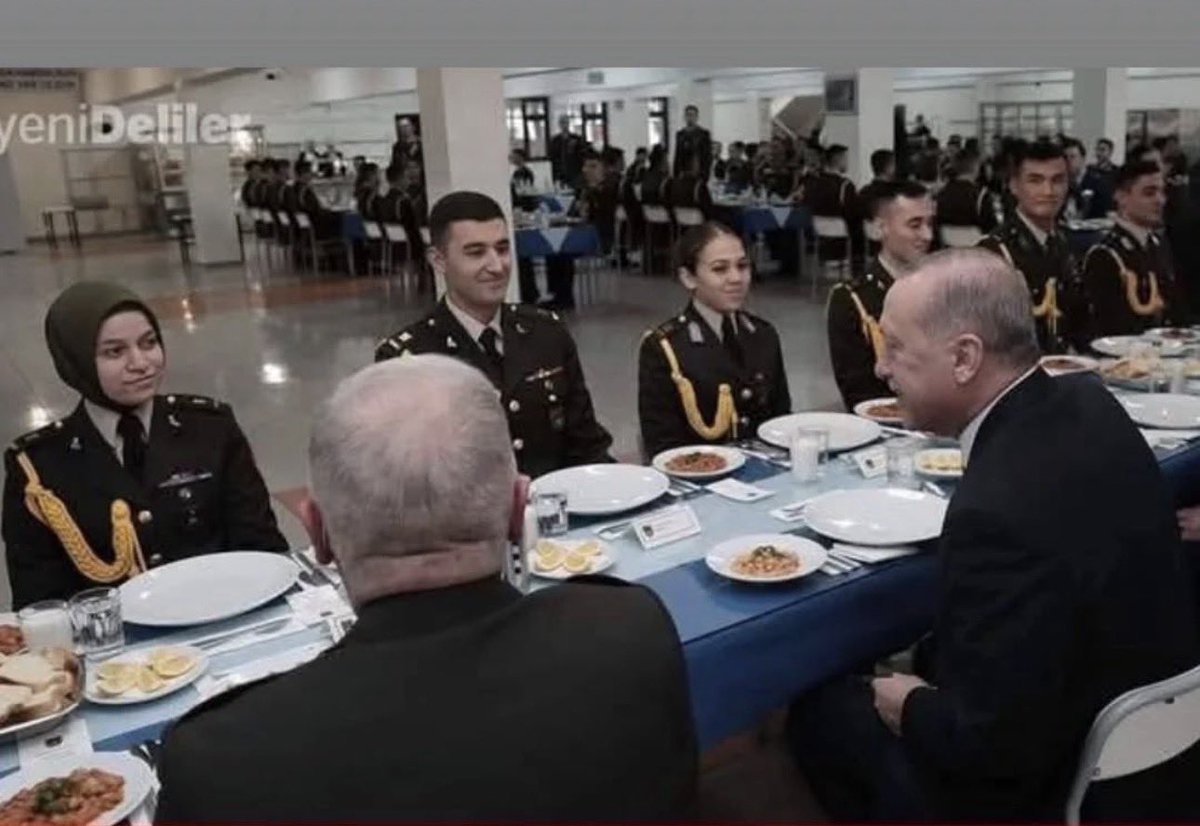 Atli_Ayb's tweet photo. 16 Yıl önce Başörtülü annenizle nizamiyenin önünden geri çevrilmediyseniz,

BU DEVRiMi ANLAYAMAZSINIZ

Son Yüzyılın En büyük Devrimcisi 
Recep Tayyip Erdoğan https://t.co/HHJOvLYFpP