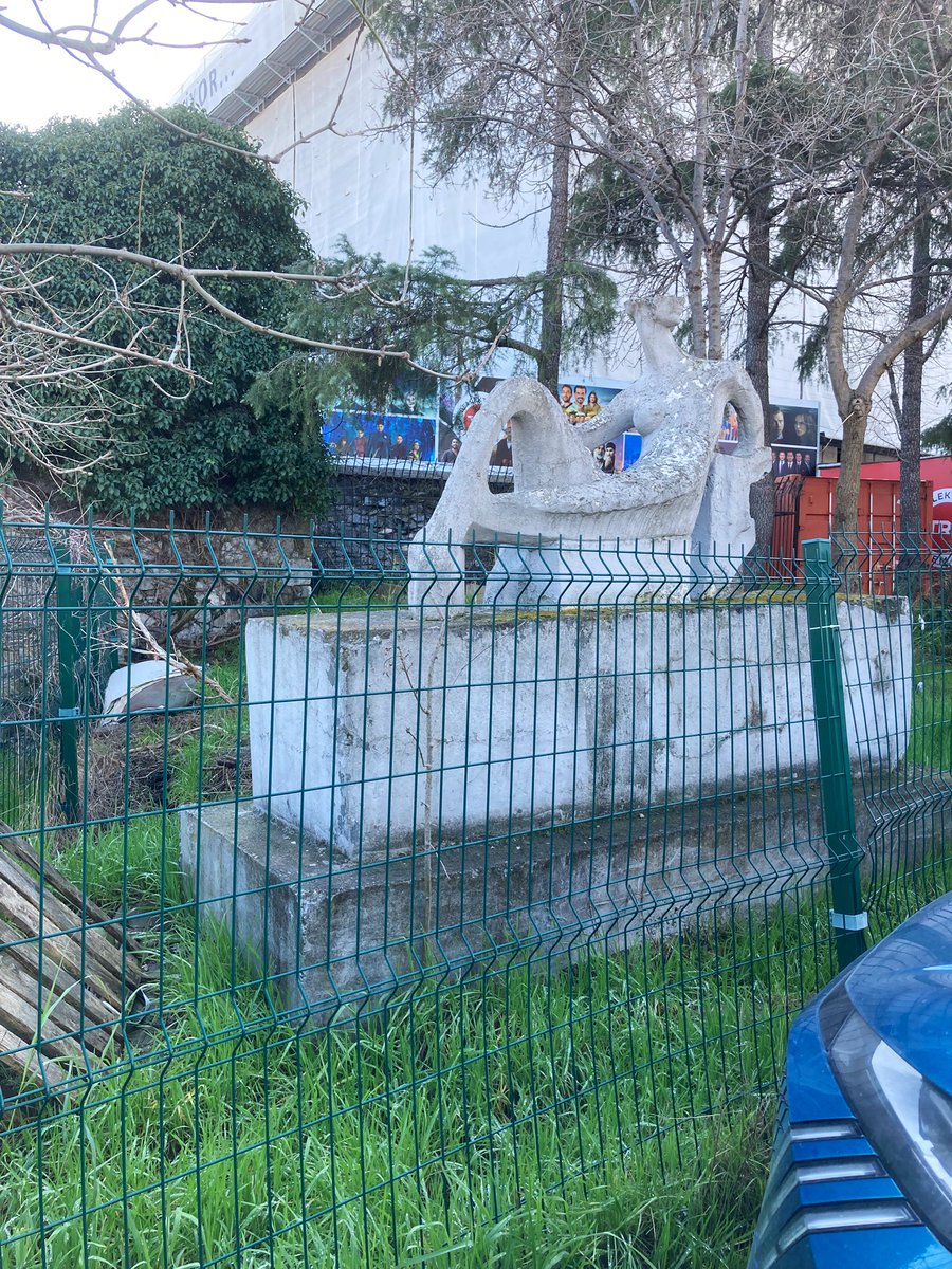 Zerrin Bölükbaşı’nın Cumhuriyet’in 50. Yılı için yaptığı “Figür” adlı heykelin önünden her geçtiğimde haline üzülüyorum ve bu projenin parçası olan heykellerin başlarına gelenleri üzüntüyle hatırlıyorum. Keşke cumhuriyetin 100. yılında 50 yaşına basan ve kıyıda köşede kalan 3-5