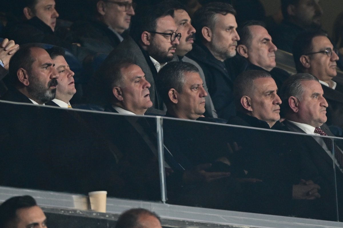 Özgür Özel, İbrahim Hacıosmanoğlu, Mecnun Otyakmaz ve Osman Aşkın Bak; Fenerbahçe - Nottingham Forest maçını tribünden takip etti.