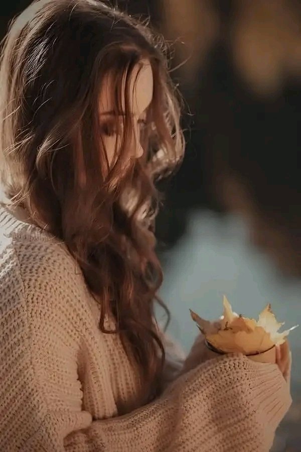 أنا أعترف وبحق
أراك يوماً ملاك
ويوماً أندم وبشدة
على الوقوع في شراك هواك